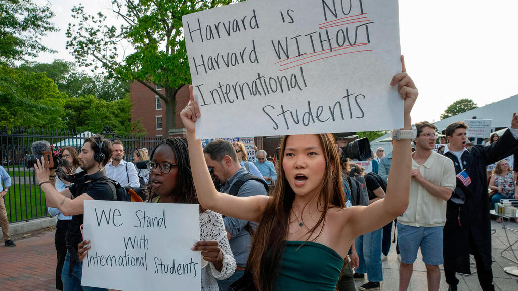 הפגנה בהרווארד, בוסטון, אתמול, נגד צעדי הממשל כנגד סטודנטים זרים (צילום: Rick Friedman / AFP) ממשל טראמפ ארה"ב הפגנה ב הרווארד בוסטון