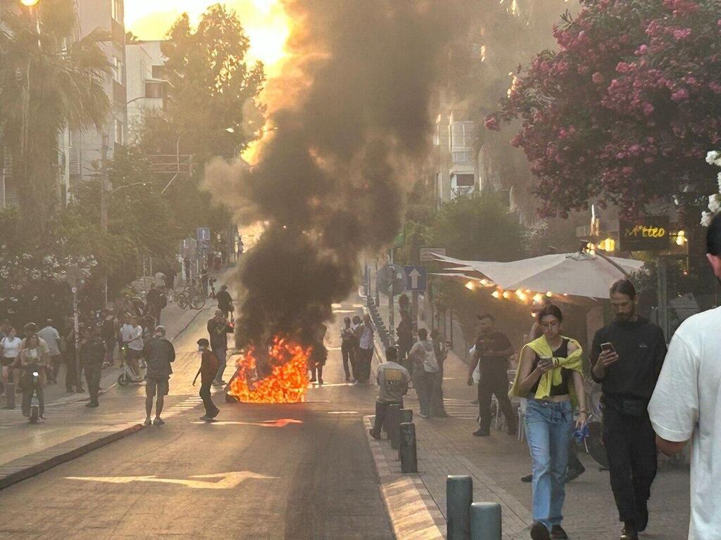 מפגינים ברחוב בוגרשוב בתל אביב, היום (צילום: ישראל שוורץ) מפגינים למען ה חטופים ברחוב בוגרשוב ב תל אביב 28.5.25