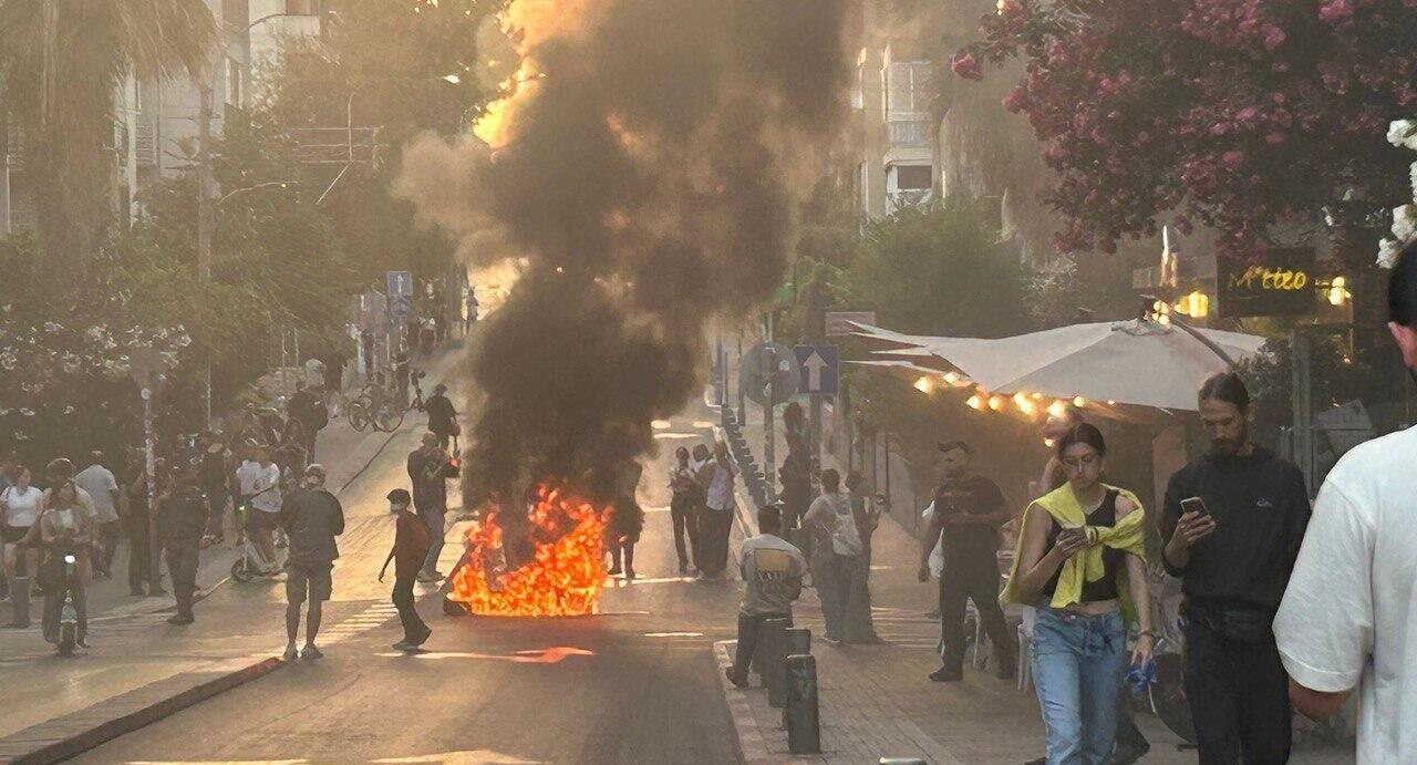 מפגינים למען ה חטופים ברחוב בוגרשוב ב תל אביב 28.5.25