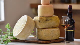 פנאי גבינות של מחלבת פלורה שבגליל