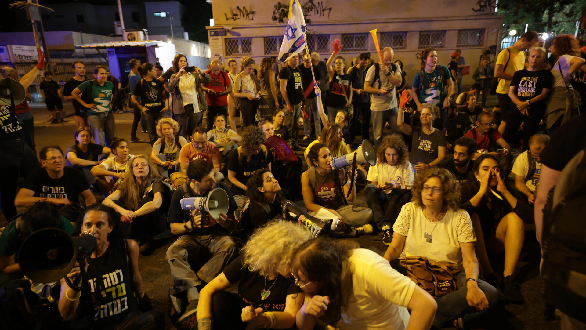 מפגינים 2 ב מצודת זאב תל אביב חטופים 28.5.25