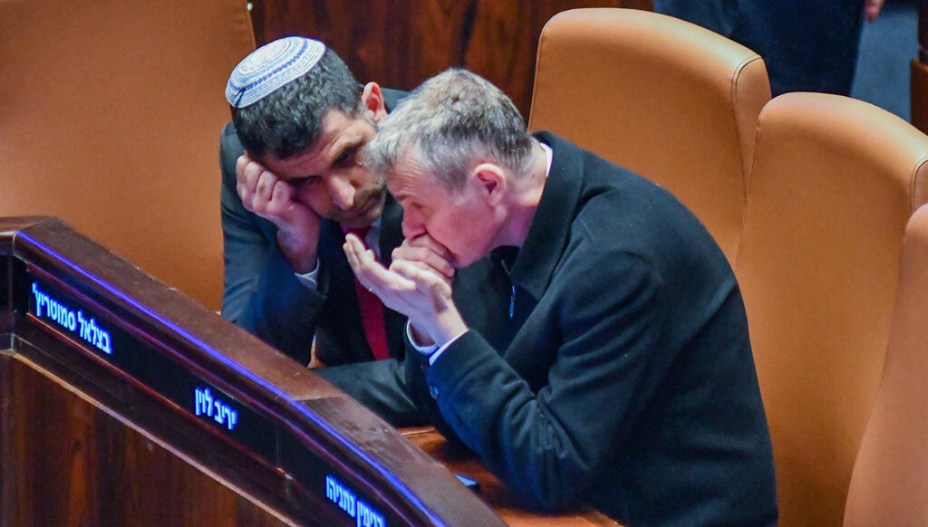 מימין יריב לוין ו שלמה קרעי 