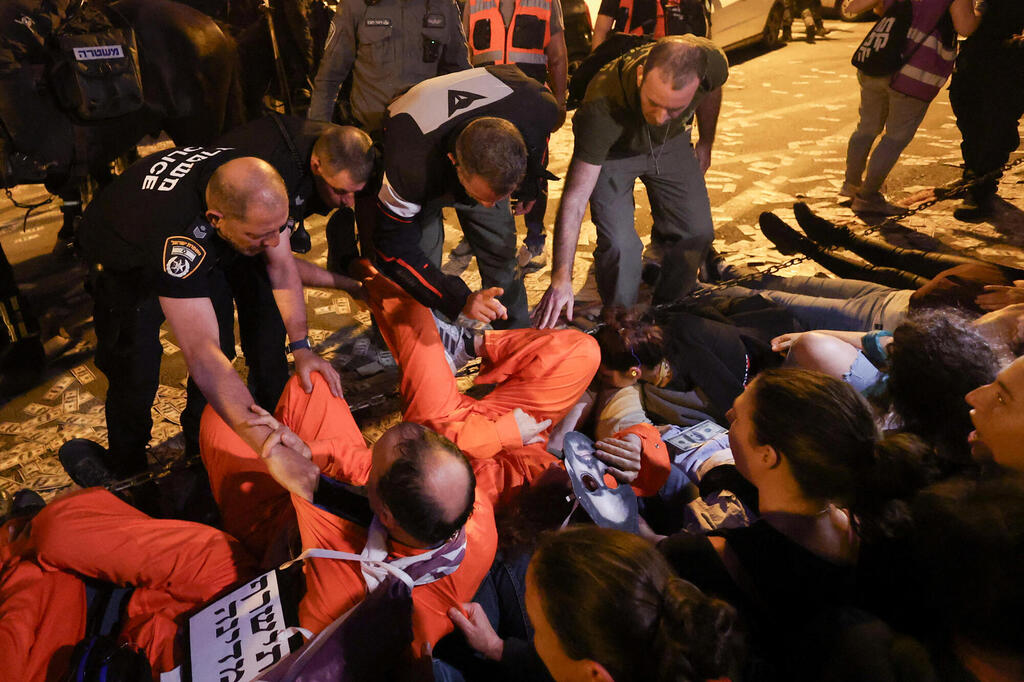 מפגינים בת"א, הערב (צילום: REUTERS/Ronen Zvulun) מפגינים למען ה חטופים בתל אביב 28.5.25 חסימת כביש