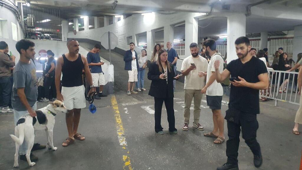 חניון תת קרקעי בתל אביב בזמן אזעקה בשל טיל ששיגרו החות'ים למרכז הארץ (צילום: דנה קופל) חניון תת קרקעי בתל אביב בזמן אזעקה בשל טיל ששיגרו החות'ים למרכז הארץ