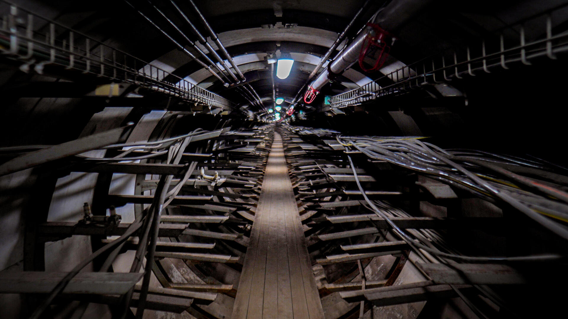 מנהרת שירות של בזק מתחת לעיר תל אביב