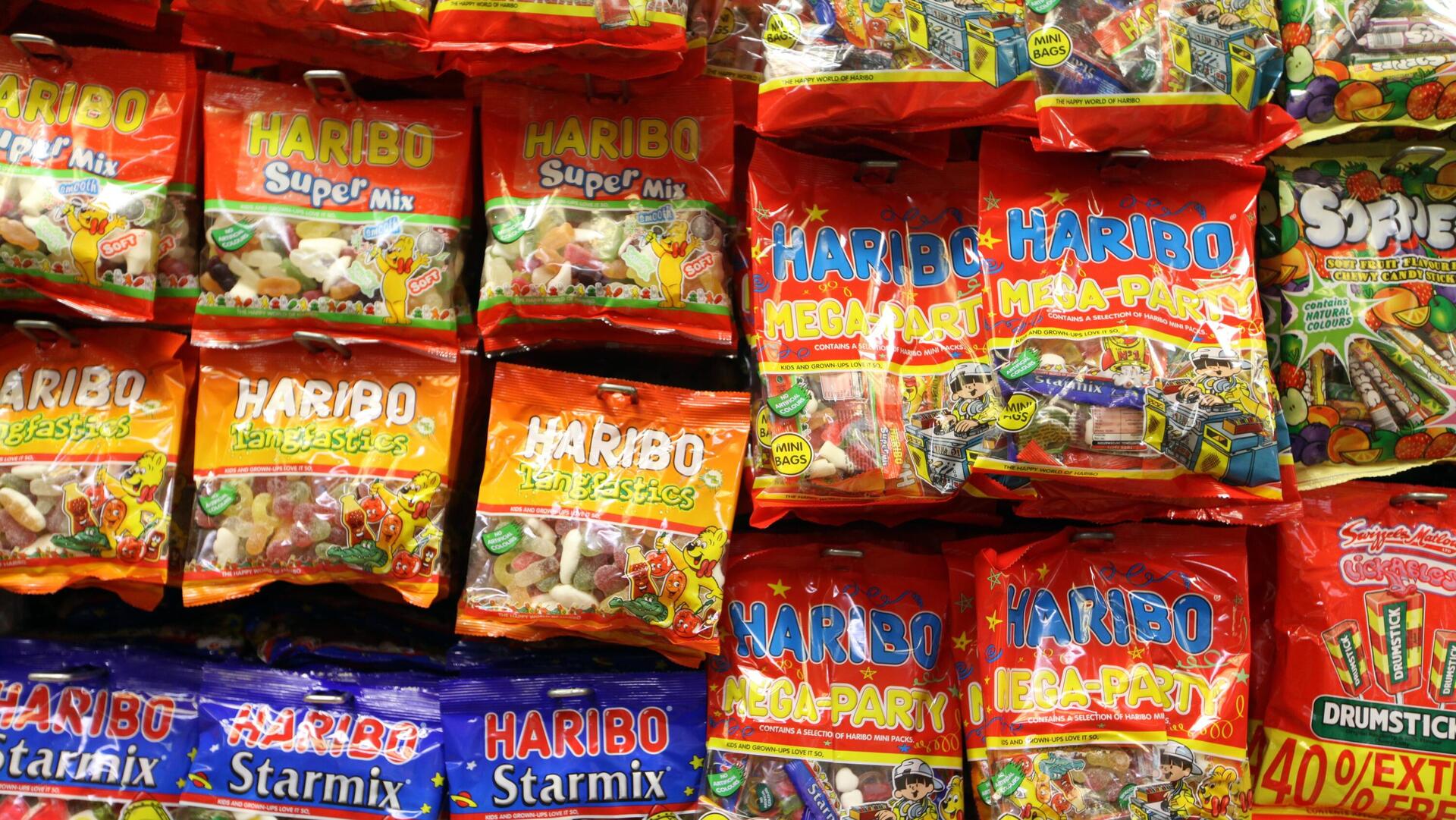 אריזות ממתקים של הריבו בסופרמרקט באנגליה