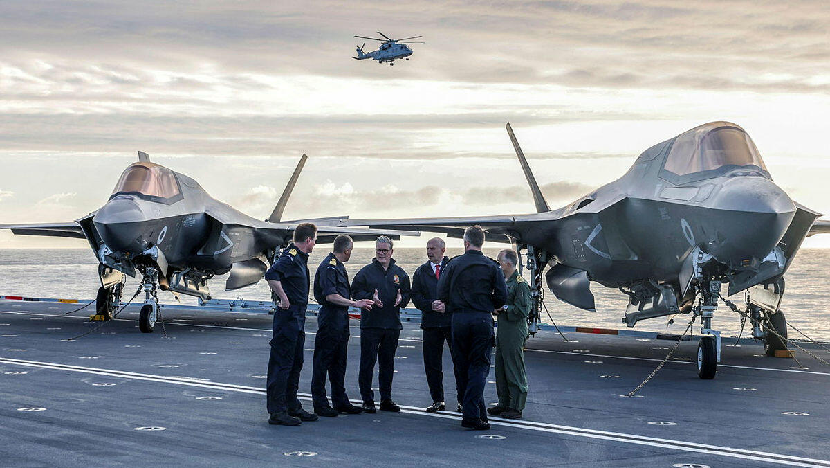 ראש ממשלת בריטניה קיר סטארמר ו שר ההגנה ג'ון הילי בביקור ב נושאת המטוסים הבריטית פרינס אוף ויילס צבא בריטניה