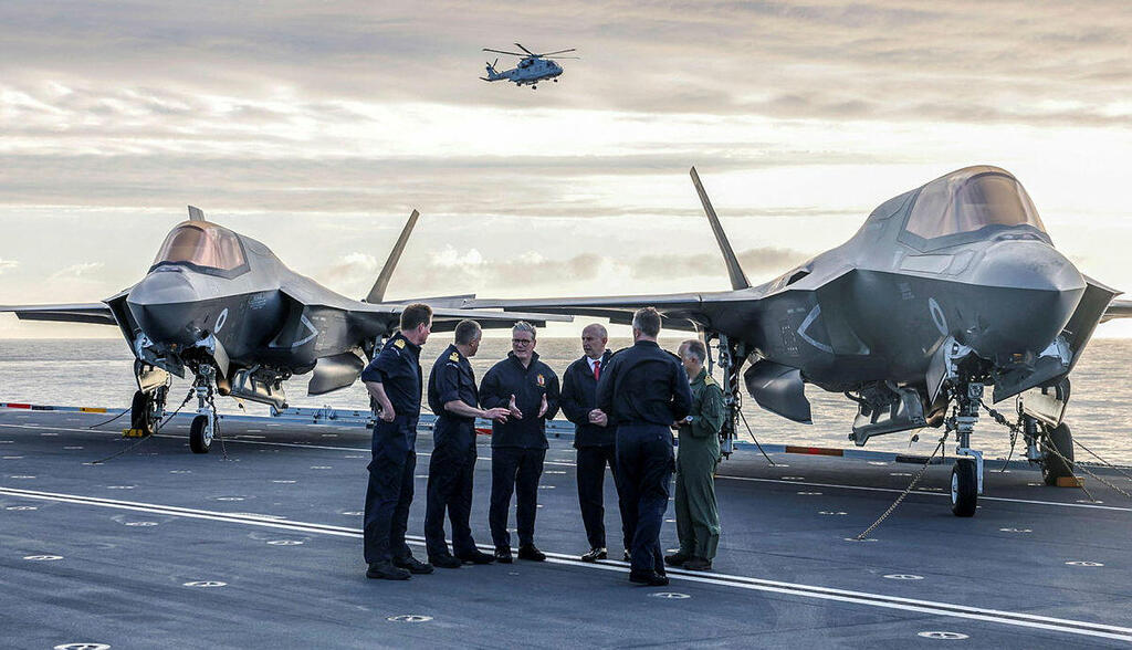 קיר סטארמר וג'ון הילי בביקור בנושאת המטוסים הבריטית פרינס אוף ויילס (צילום: Richard Pohle / POOL / AFP) ראש ממשלת בריטניה קיר סטארמר ו שר ההגנה ג'ון הילי בביקור ב נושאת המטוסים הבריטית פרינס אוף ויילס צבא בריטניה