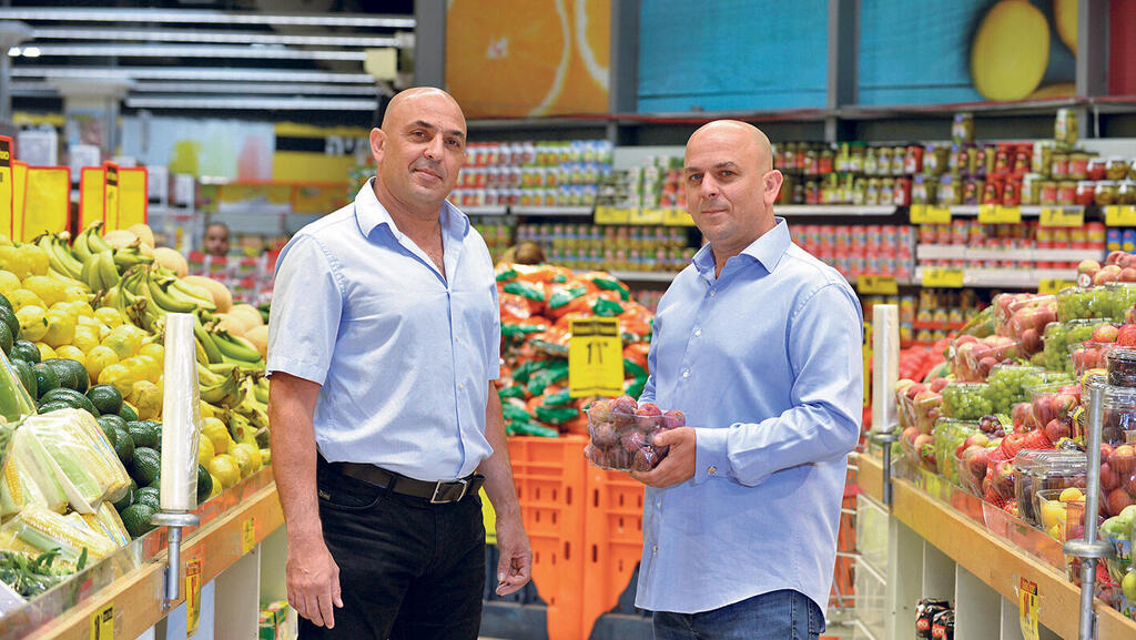 מימין: שלומי אמיר ויוסי אמיר, בעלי השליטה בשופרסל (צילום: מורג ביטן) שלומי ו יוסי אמיר בעלי השליטה שופרסל