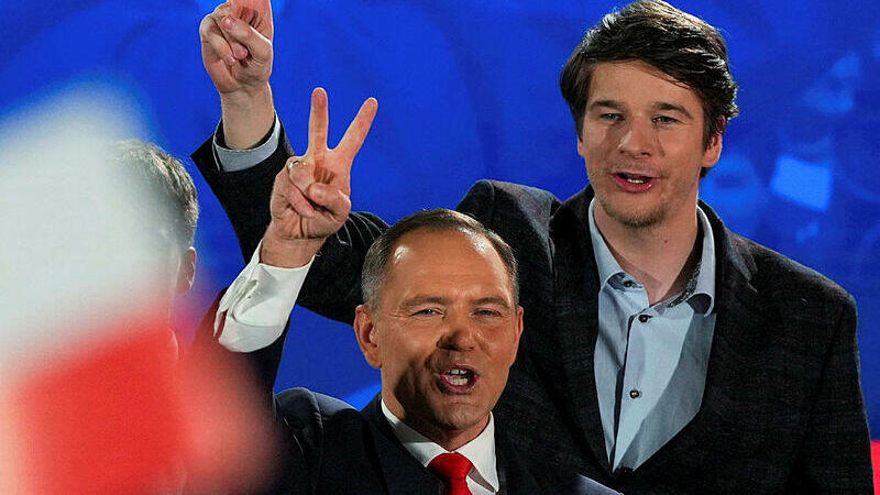 מועמד הימין לנשיאות פולין קרול נברוצקי ובנו אנטוני לאחר הבחירות ב פולין 1.6.25