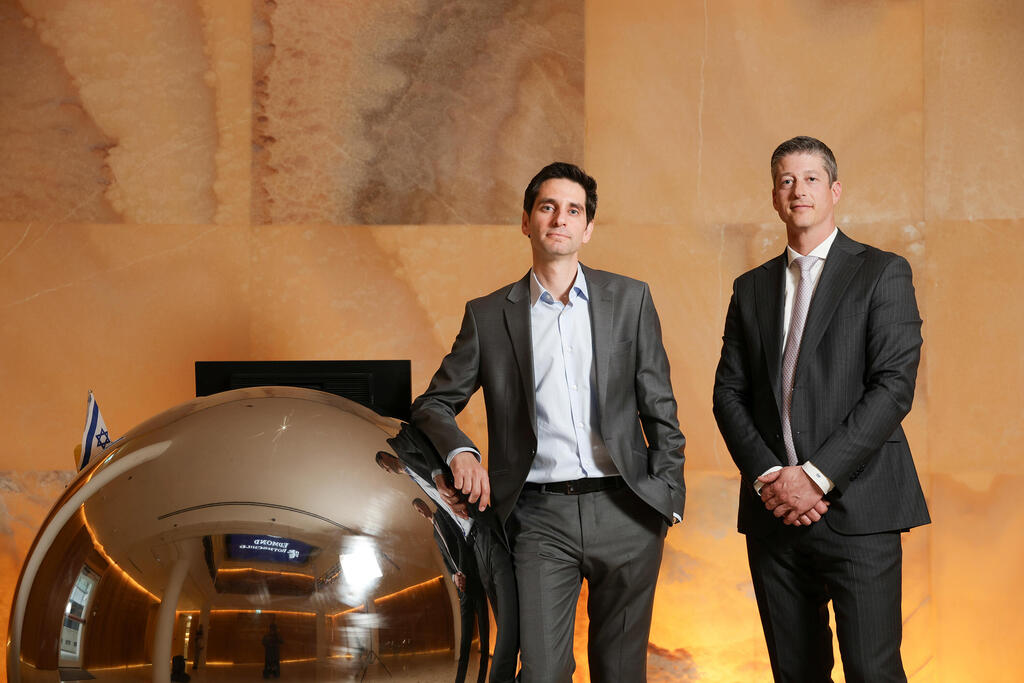 מימין ניקולא ביקל מנהל ההשקעות הראשי של בנק רוטשילד ומנהל הפעילות בישראל ניר ישעיה