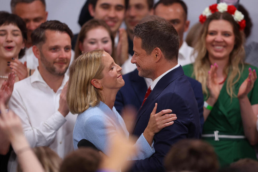 ראש העיר ורשה רפאל צ'אסקובסקי ורעייתו מלגורזטה טרזסקובסקה אחרי הבחירות לנשיאות פולין יוני 2025 המדגמים הצביעו על יתרון קל שלו אך הוא הפסיד