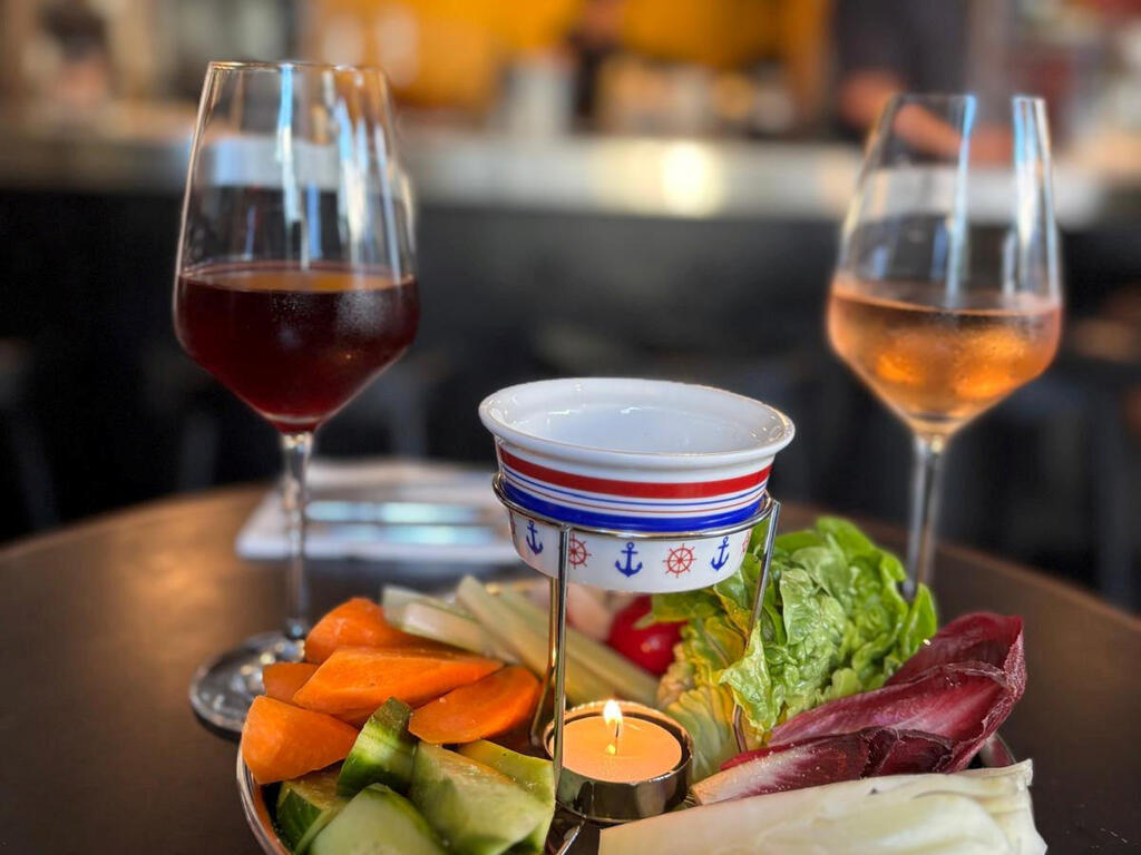 מנת ירקות ברוטב באניה קאודה בבוב של השף מושיקו גמליאלי פנאי