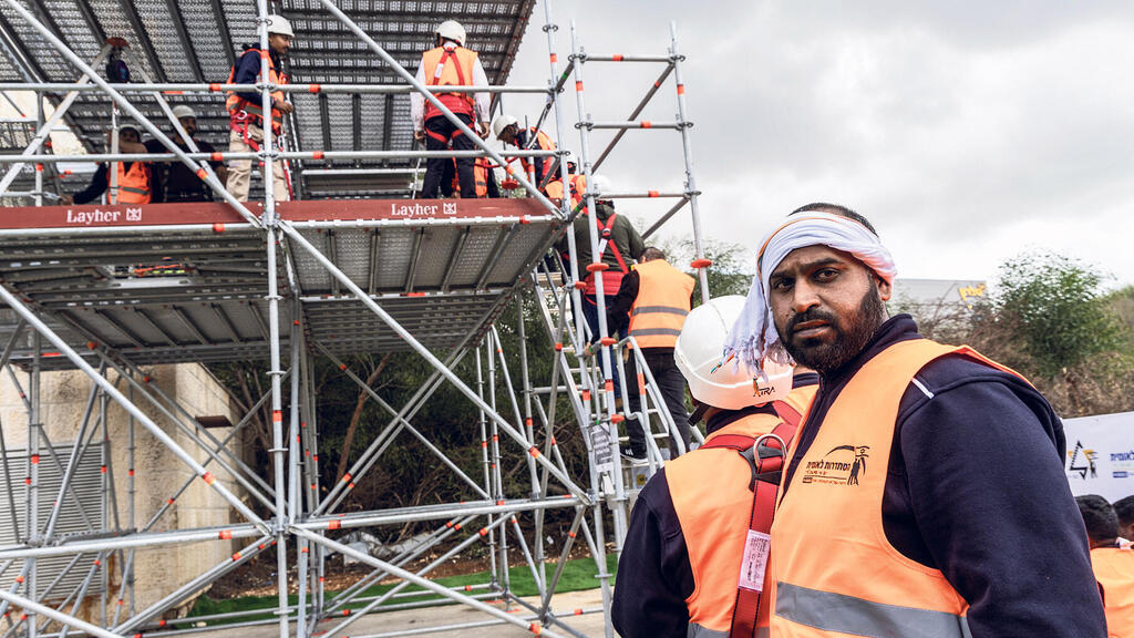 פועלי בניין הודים (צילום: אביגיל עוזי) פועלי בניין עובדים זרים הודים
