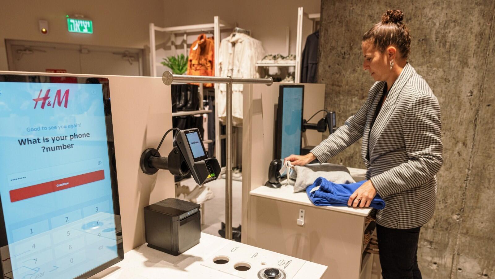 קופה בשירות עצמי: מכשירי תשלום חכמים מבית וריפון ברשת חנויות H&M