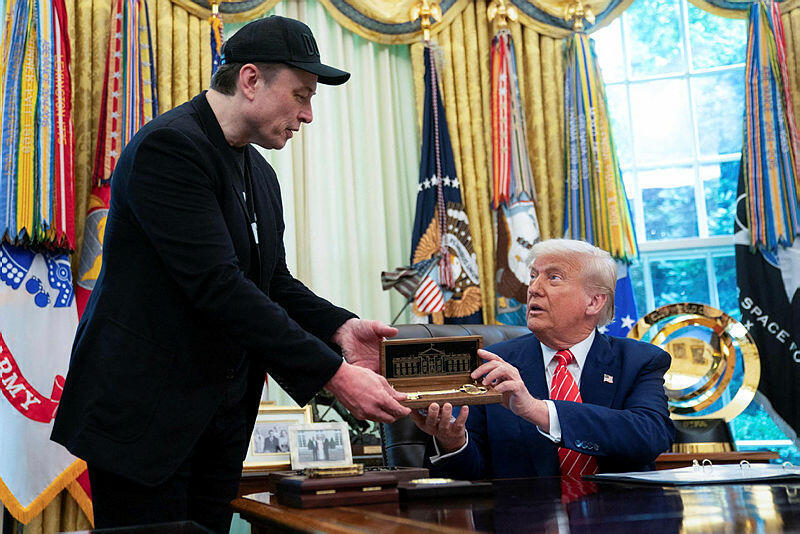 נשיא ארה"ב דונלד טראמפ מעניק ל אלון מאסק את "המפתח לבית הלבן" במסיבת עיתונאים ב30 במאי (צילום: Allison ROBBERT / AFP) נשיא ארה"ב דונלד טראמפ מעניק ל אלון מאסק את "המפתח לבית הלבן" במסיבת עיתונאים ב30 במאי