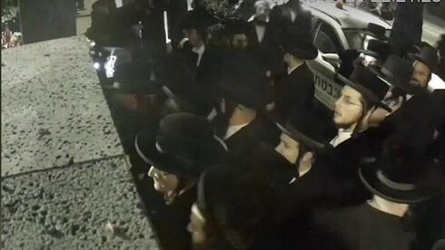 שברו רכוש, השליכו שקיות עם צואה: הפגנה אלימה של חרדים קיצוניים בביתו של מנכ"ל אאורה