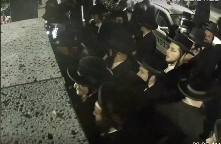 התפרעות החרדים מול ביתו של אטרקצ'י. שברו את האינטרקום והשליכו צואה
(צילום: מתוך ynet) ההשתוללות החרדית מול ביתו של יעקב אטרקצ'י