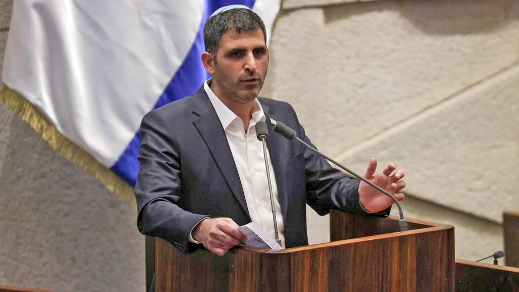 קרעי. מתגאה בכך שמדובר בפעם הראשונה שבה חוק ממשלתי מונח על שולחן הכנסת למרות התנגדות הייעוץ המשפטי (צילום: דני שם טוב, דוברות הכנסת) שלמה קרעי שר התקשורת במליאת הכנסת 16.12.24