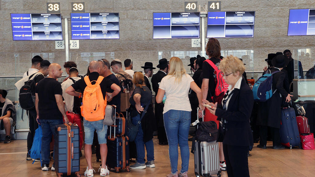 נתב"ג. עזיבת משפחות פוגעת במערכת החינוך, בשוק הדיור ובמערכת הרווחה (צילום: יריב כץ) תורים ב נתב"ג