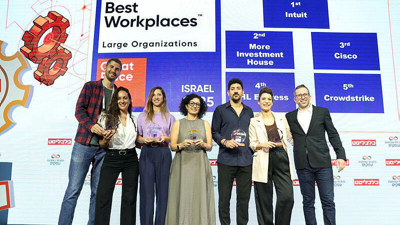 מימין יונתן פייטרה , נציגת Intuit , נציג מור בית השקעות , נציגת DHL , נציגת Cisco , נציג Crowdstrike תחרות מקומות העבודה הטובים Great Place To Work Israel