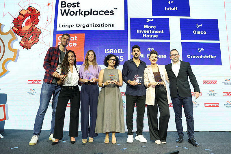 מימין יונתן פייטרה , נציגת Intuit , נציג מור בית השקעות , נציגת DHL , נציגת Cisco , נציג Crowdstrike תחרות מקומות העבודה הטובים Great Place To Work Israel