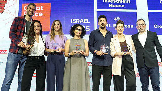 מימין יונתן פייטרה , נציגת Intuit , נציג מור בית השקעות , נציגת DHL , נציגת Cisco , נציג Crowdstrike תחרות מקומות העבודה הטובים Great Place To Work Israel