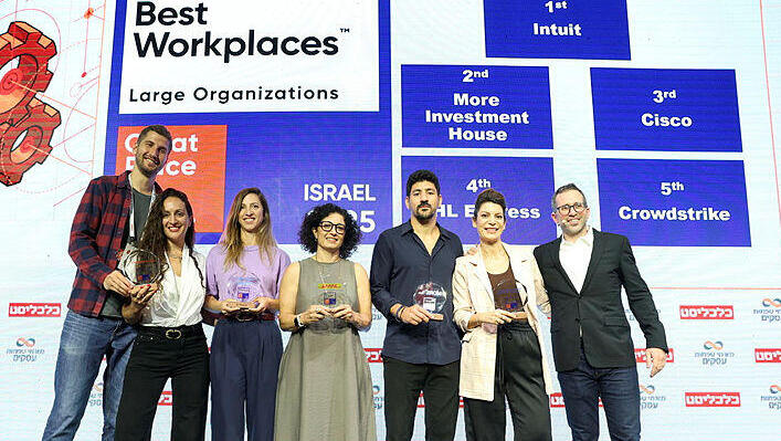 מימין יונתן פייטרה , נציגת Intuit , נציג מור בית השקעות , נציגת DHL , נציגת Cisco , נציג Crowdstrike תחרות מקומות העבודה הטובים Great Place To Work Israel
