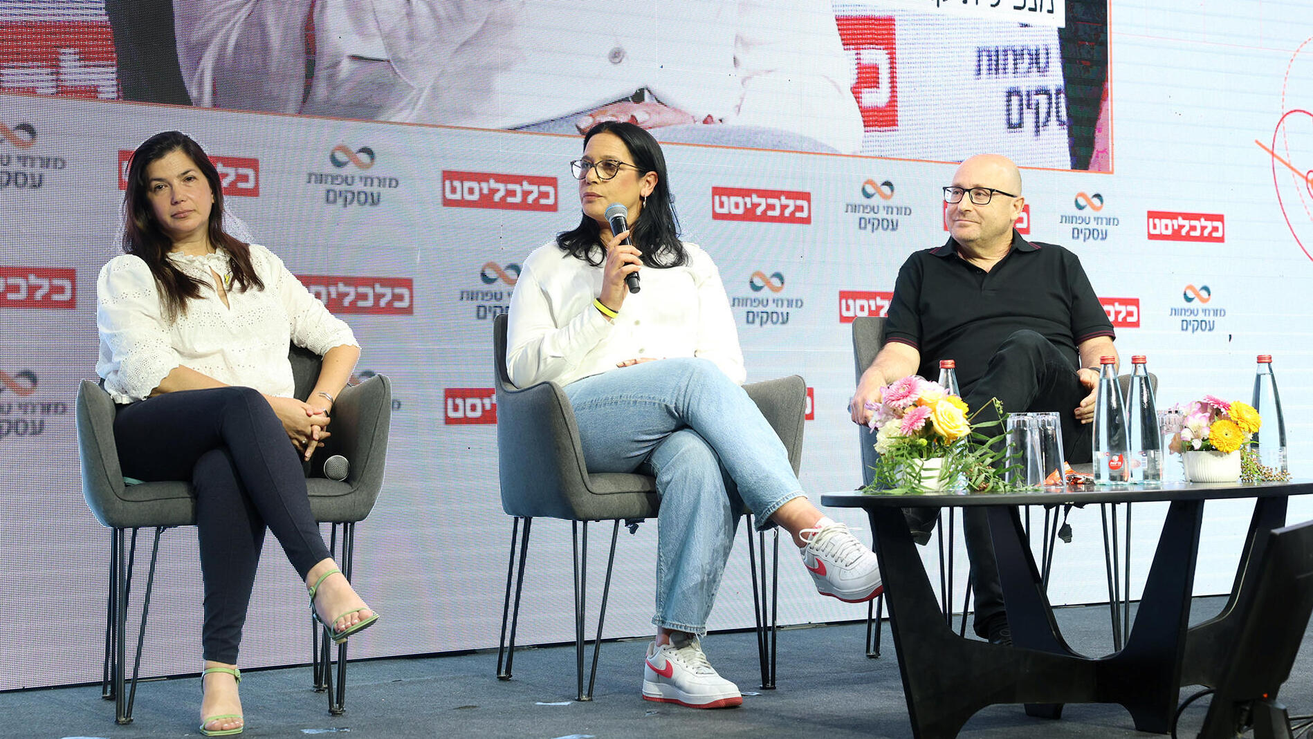 כנס הצמיחה 2025 - פאנל - מימין ירון טיקטין משנה למנכ"ל ראש חטיבת לקוחות פרטיים כאל קרן שתוי מנכ"לית קבוצת הולמס פלייס תמר גרזון מנכ"לית גוליבר