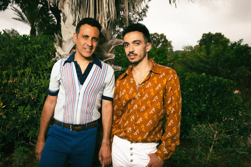 אזולאי (מימין) וביטון. בניגוד לרוב שירי הגאווה, "בלילות הבוסתן" מנכיח קשיים של להט"ב (צילום: לימור בן-רומנו) אזולאי )מימין( וביטון. בניגוד לרוב שירי הגאווה, "בלילות הבוסתן" מנכיח קשיים של להט"ב