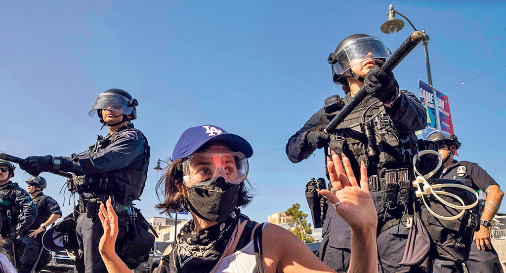 שוטרים עוצרים מפגינה ב לוס אנג'לס