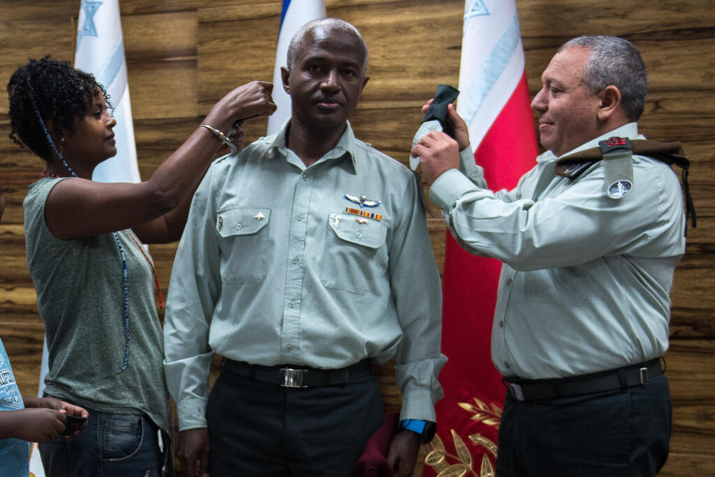 הרמטכ"ל לשעבר גדי איזנקוט מעניק דרגת אל"מ ליצחק, 2017. "אחרי שהדלקתי משואה רבים מהקהילה תלו תמונה שלי כאילו אני באבא סאלי"