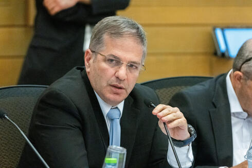 כשהציונים במדעים קורסים, שר החינוך הוא הקוף שמכסה את העיניים