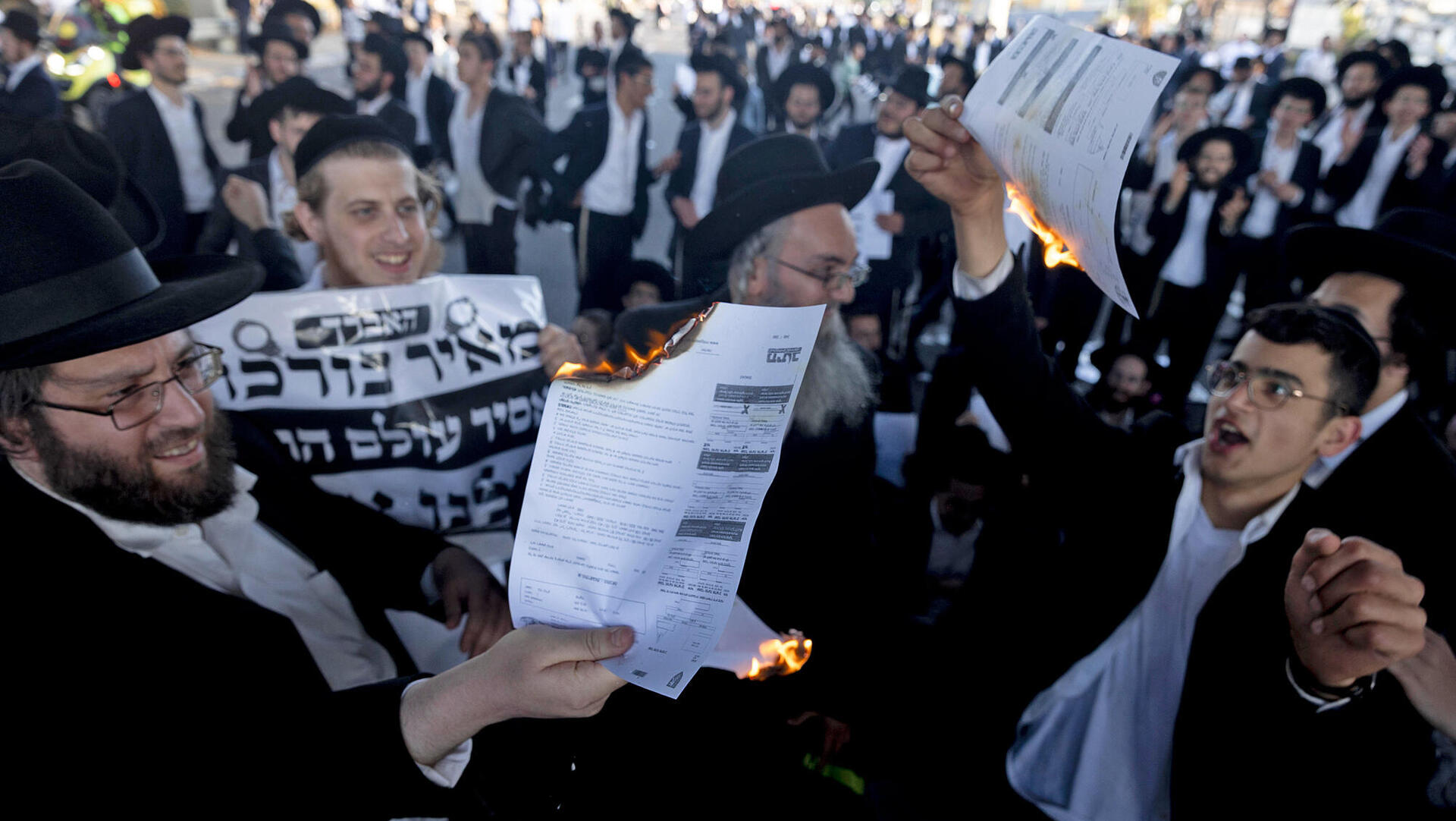 חרדים קורעים צווי גיוס בהפגנה לפני שבוע