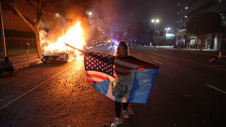 פוטו הפגנות לוס אנג'לס מפגינה , צילום: AP/ Ethan Swope