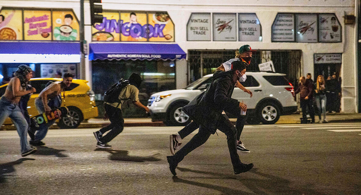 פוטו הפגנות לוס אנג'לס מפגינים בורחים משוטרים 