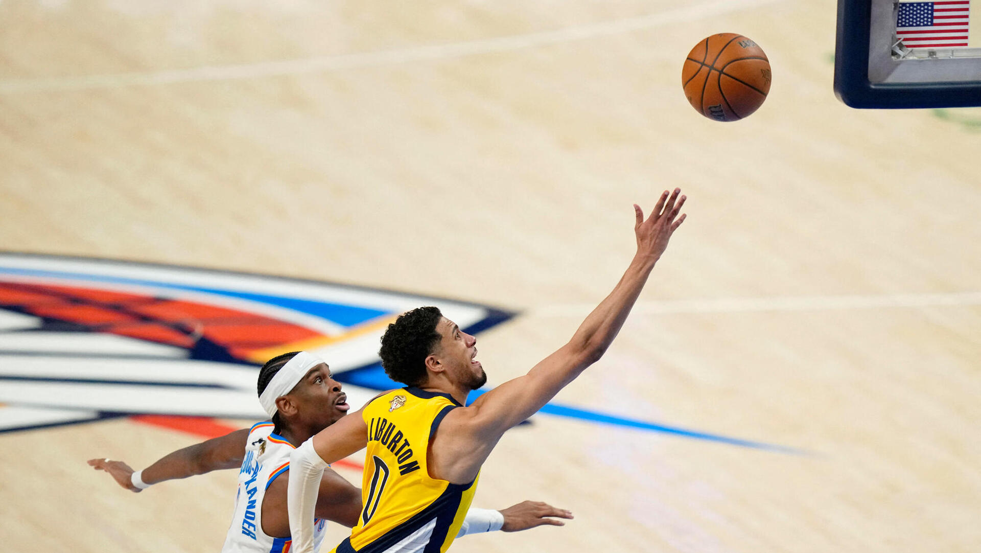 מימין טייריס האליברטון מ אינדיאנה ו שיי גילג'ס אלכסנדר מ אוקלהומה