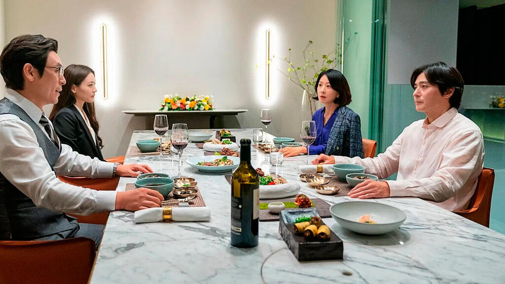 "משפחה נורמלית". בית ספר לעיבוד ספרותי פנאי סרט A Normal Family משפחה נורמלית