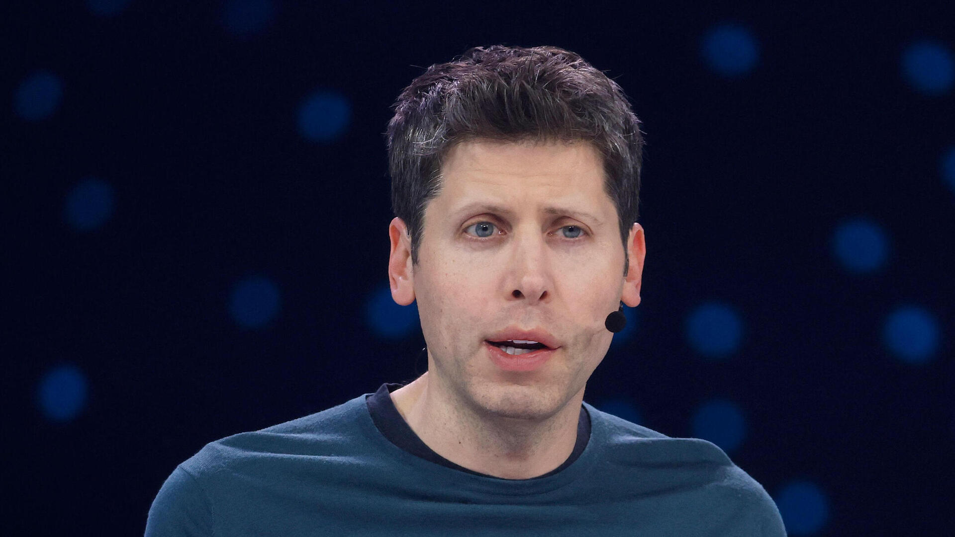 מייסד ומנכ"ל OpenAI סם אלטמן בוועידה ב סן פרנסיסקו 2.6.25