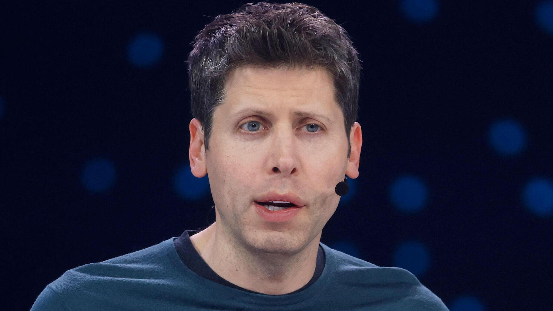 מייסד ומנכ"ל OpenAI סם אלטמן בוועידה ב סן פרנסיסקו 2.6.25