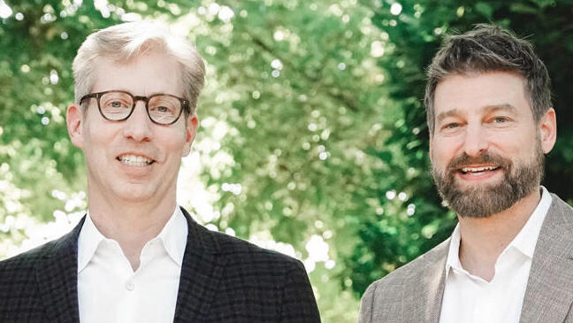  מימין אדם בין דיוויד פישר דיק קוסטולו מייסדי קרן הון סיכון 01A