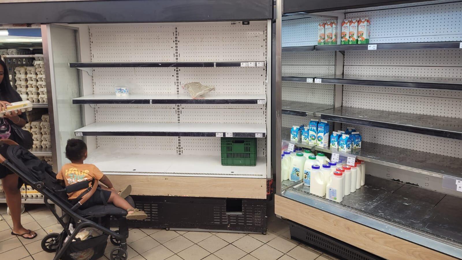 מדפים ריקים בסופרמרקט ברחובות תקיפה באיראן 13.6.25