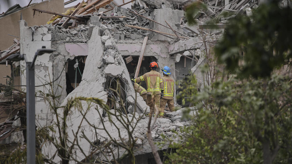 פגיעה של טיל איראני בראשון לציון (צילום: AP Photo/Ohad Zwigenberg) פגיעה של טיל איראני ב ראשון לציון 2 מלחמה עם איראן תקיפה באיראן נפילה 14.6.25