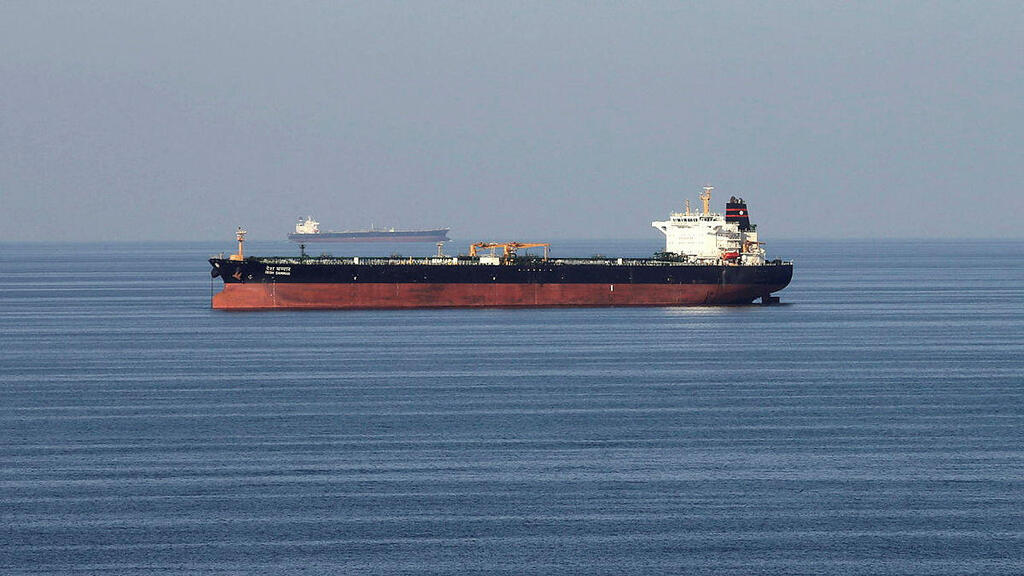 The attack is expected to lead to a surge in oil prices. (Photo: REUTERS/Hamad I Mohammed) מיכלית נפט עוברת דרך מצר הורמוז מצרי הורמוז איראן ספנות