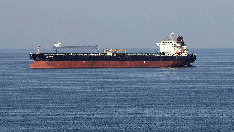 מיכלית נפט עוברת דרך מצר הורמוז מצרי הורמוז איראן ספנות