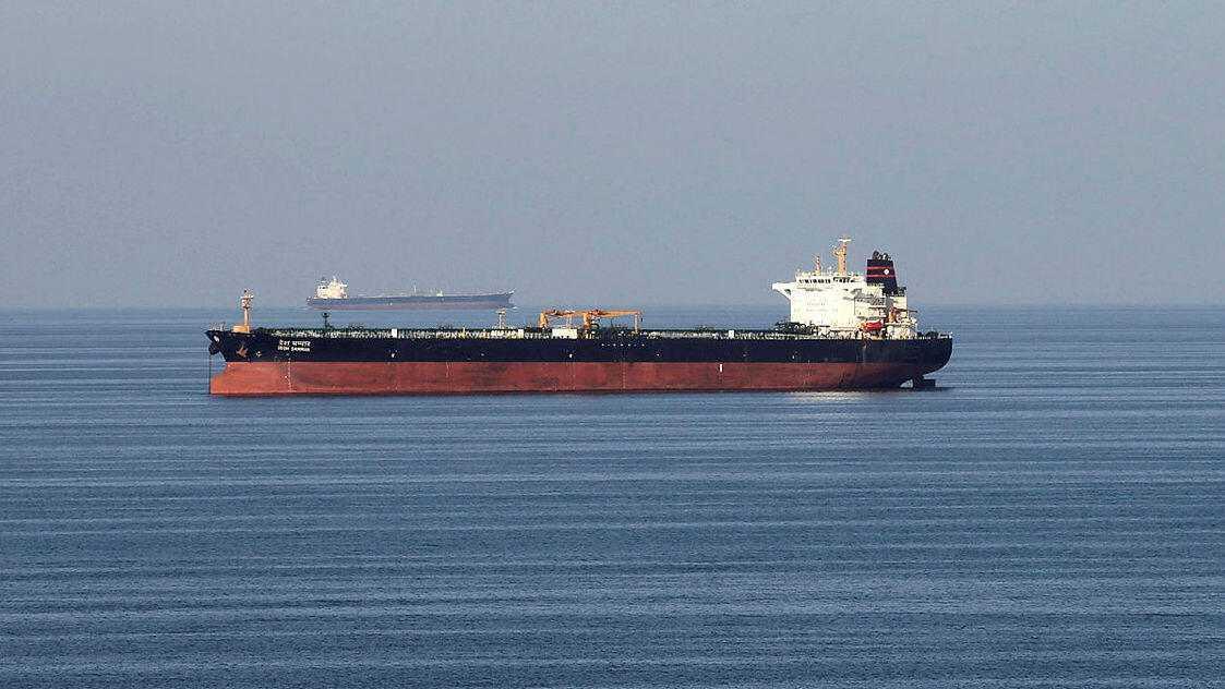 מיכלית נפט עוברת דרך מצר הורמוז מצרי הורמוז איראן ספנות