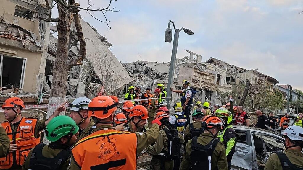 הפגיעה במרכז (צילום: תיעוד מבצעי מד"א) פגיעת טיל איראני באזור המרכז מלחמה באיראן מלחמה עם איראן 14.6.25