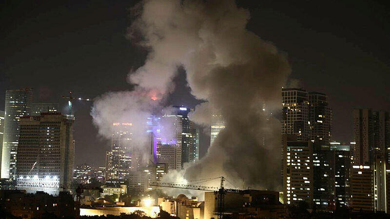 פטריית עשן בלב תל אביב בעקבות נפילת טיל מאיראן, אתמול