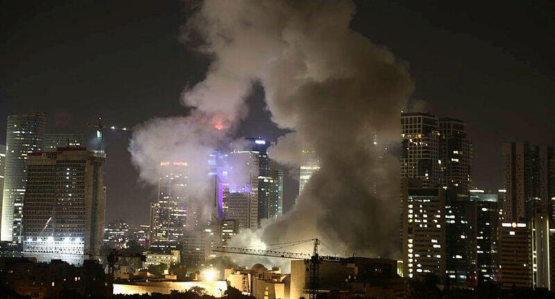 פטריית עשן בלב תל אביב בעקבות נפילת טיל מאיראן, אתמול