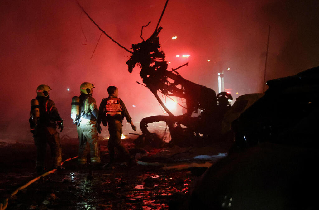 זירת פגיעה של טיל איראני בחיפה (צילום: REUTERS/Shir Torem) פגיעה ב חיפה לאחר מטח מטחים טילים שיגור שיגורים איראן תקיפה איראנית מבצע עם כלביא